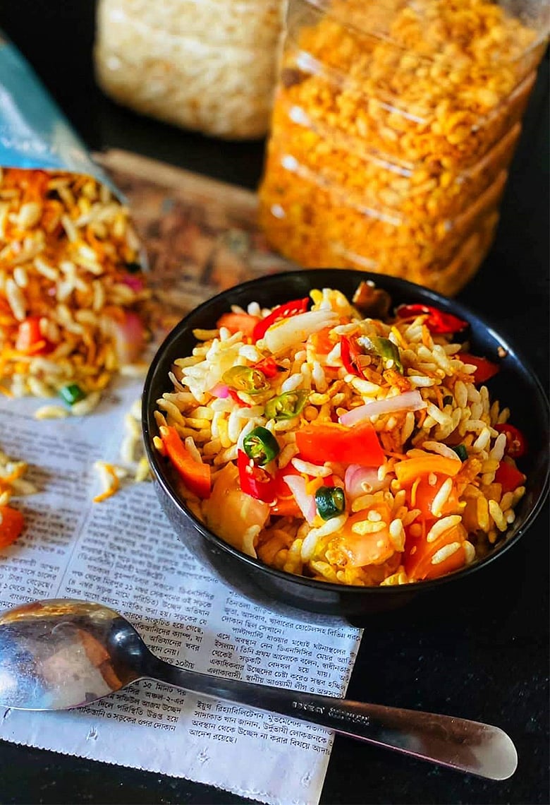 বাঙালি যেভাবে মুড়ি খায়