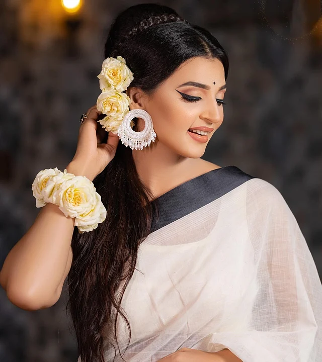 কানের রূপালি কানবালায় একেবারে সিক্সটিজের আমেজ। সে সময়ের দাপুটে অভিনেত্রী শবনমকে প্রায়ই দেখা যেত এমন কানবালা পরতে।