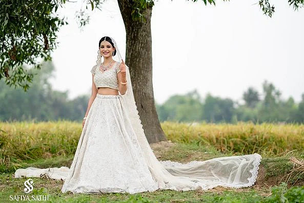 নতুন সংগ্রহের বড় একটি অংশজুড়ে আছে সাদা বিয়ের পোশাক