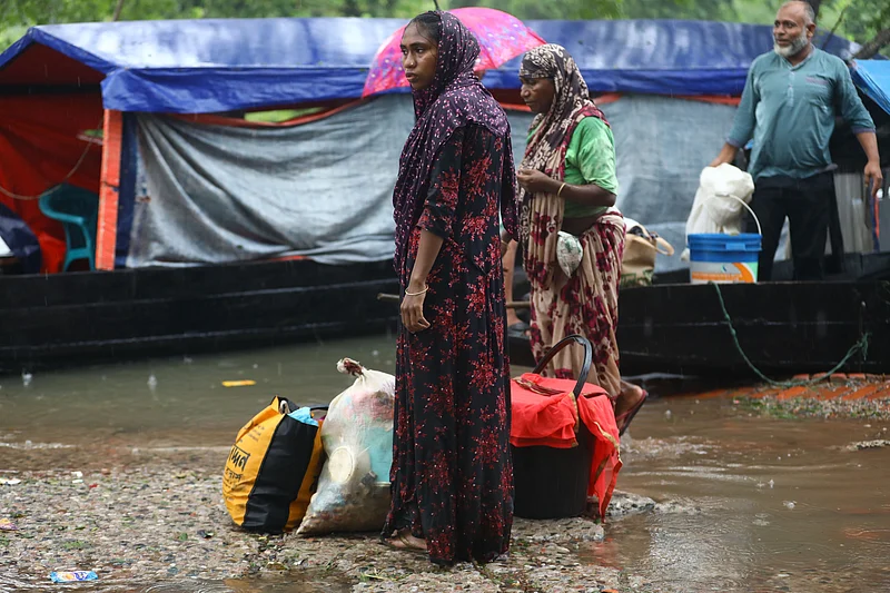 বাড়িতে বন্যার পানি। তাই আশ্রয়কেন্দ্রে যাচ্ছেন তাঁরা। গোয়াইনঘাটের সালুটিকর এলাকায়। 