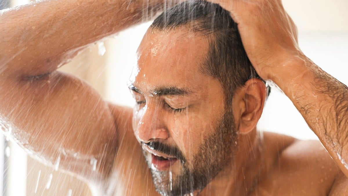 শীতকালে ঠান্ডা নাকি গরম পানি দিয়ে চুল ধোয়া ভালো