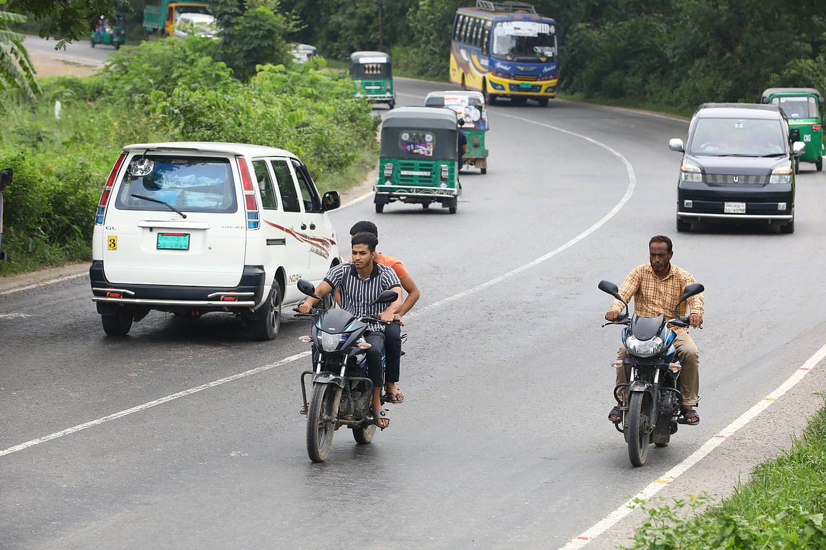হেলমেট ছাড়াই মহাসড়কে মোটরসাইকেল চালাচ্ছেন আরোহীরা 