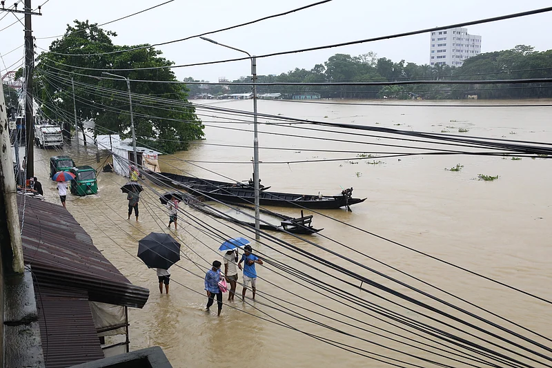 সড়ক আর নদী মিলেমিশে একাকার। কাজিরবাজার এলাকা 