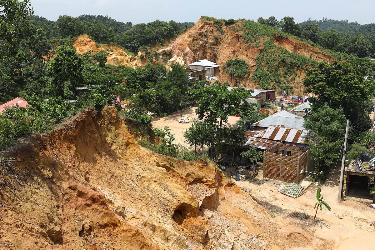 সিলেট নগরের উত্তর মোহাম্মদপুর এলাকায় টিলা কেটে তৈরি করা হয়েছে আবাসন 