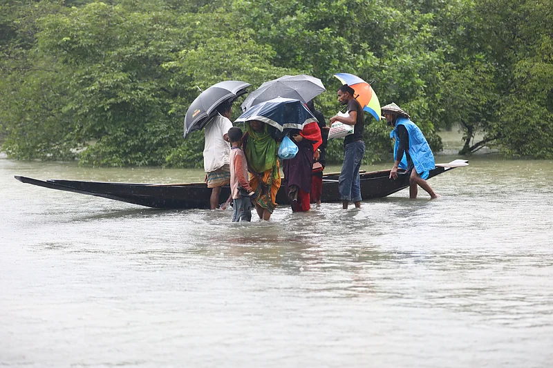 বন্যার পানিতে দুর্ভোগে পড়েছেন সবাই। নৌকায় করে অন্যত্র যাচ্ছেন কয়েকজন। সালুটিকর এলাকায়।