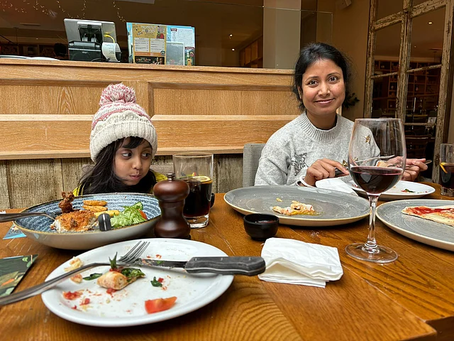 আমাদের মধ্যাহ্নভোজে আরুষি ও মৌনী