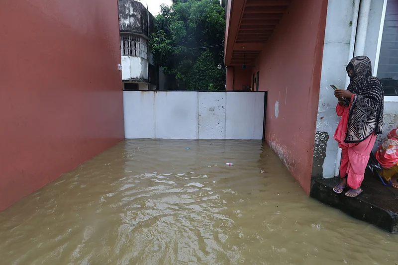 কাজিরবাজার এলাকায় পানিবন্দী একটি বাড়ি। 