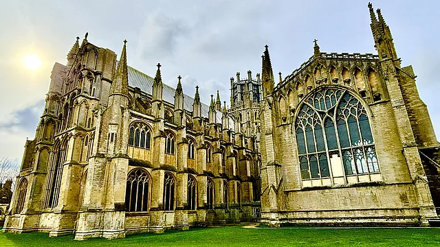 বাইরে থেকে ইলির সেই ঐতিহাসিক ক্যাথিড্রাল