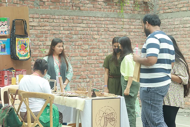 নিজেই স্টিকার, ব্লক, হ্যান্ডপেইন্ট, টাই-ডাই ও স্প্রে প্রিন্ট করে ডিজাইন করার ব্যবস্থা