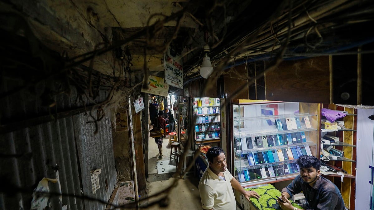 মাথার ওপর ঝুলছে তারের জঞ্জাল