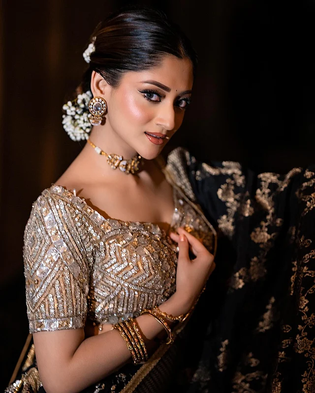 চুলের সাদা ফুলের গাজরায় কালোর জমকালো আমেজেও এসেছে স্নিগ্ধ ভাব