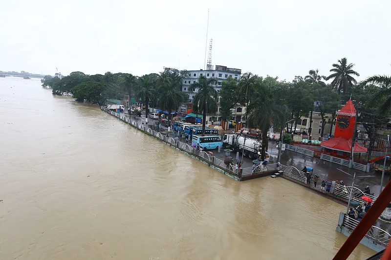  হু হু করে বাড়ছে সিলেট নগরের সুরমা নদীর পানি। কিনব্রিজ এলাকার চাঁদনীঘাট এলাকা। 