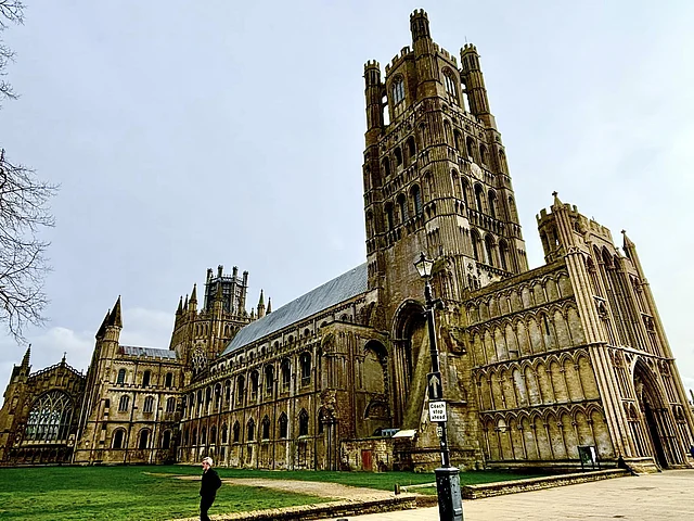 ইলির ক্যাথিড্রাল–জুড়ে আগের সেই রোশনাই আর নেই