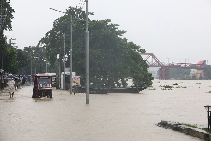 সুরমা নদীর পানি ঢুকে পড়েছে নগরের কাজিরবাজার এলাকায়। 