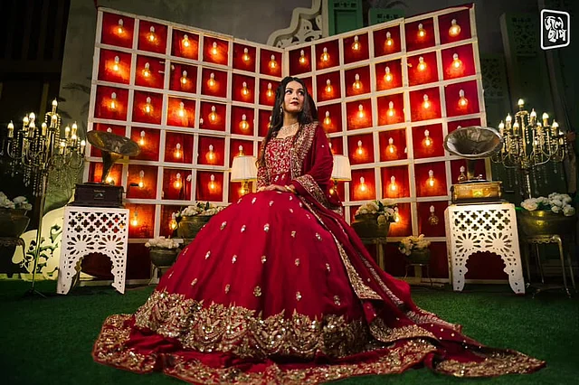 এবার শাড়ি ও লেহেঙ্গা দুইটাতে লাল রং ব্যবহার হয়েছে