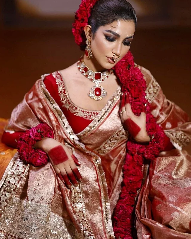 টিস্যু ফেব্রিকের এই শাড়ির আবেদনই আলাদা