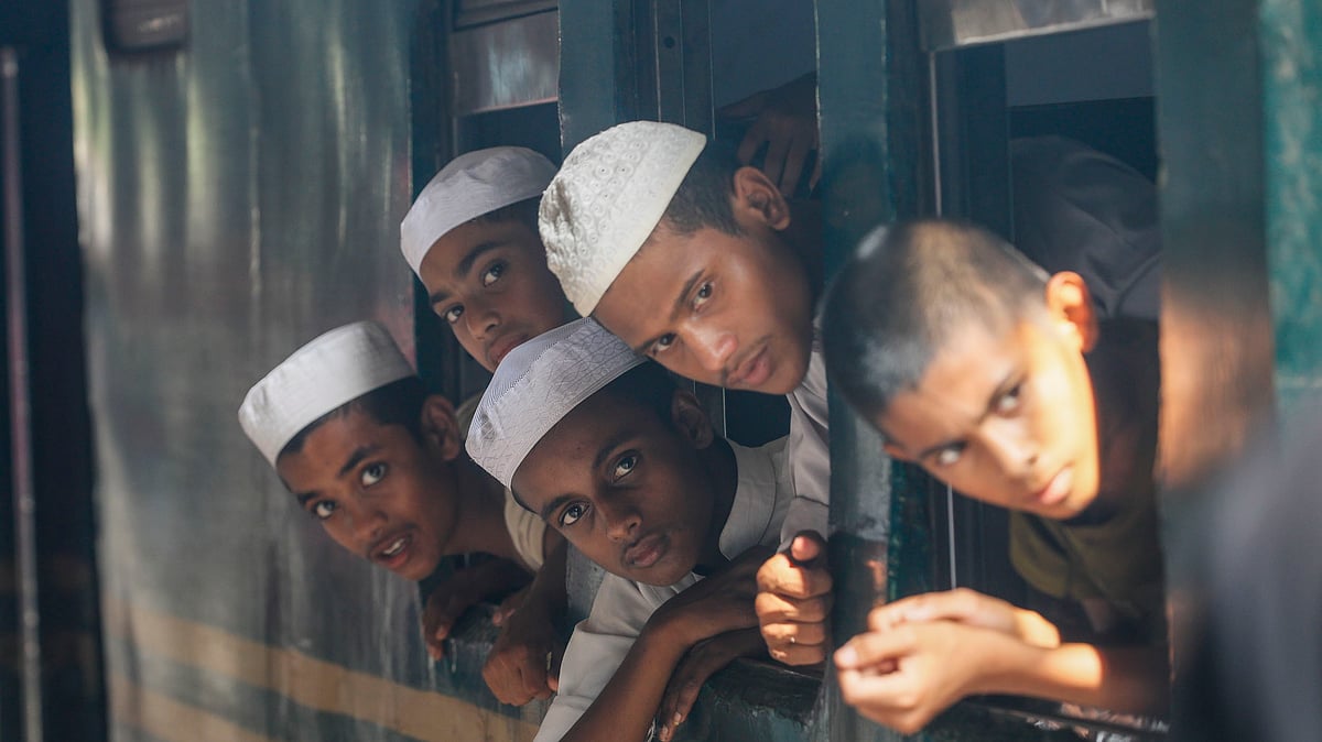 একসঙ্গে বাড়িতে যাচ্ছে কয়েকজন মাদ্রাসাশিক্ষার্থী। ট্রেন না ছাড়া পর্যন্ত তারা উৎসুক হয়ে জানালা দিয়ে বাইরে মাথা বের করে তাকিয়ে থাকে।