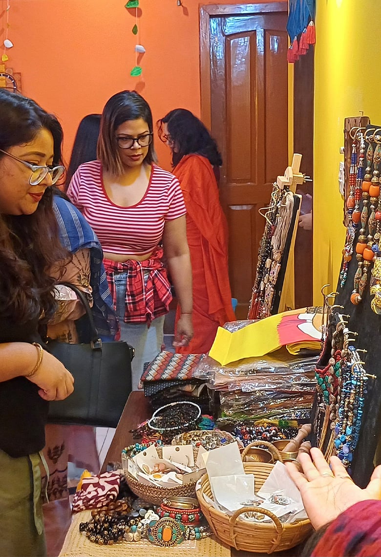 শাড়ি ও গয়নার সম্ভারে শান্তিবাড়ির 'ডিক্লাটার মেলা'