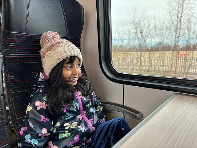 ট্রেনের কামরায় আরুষি