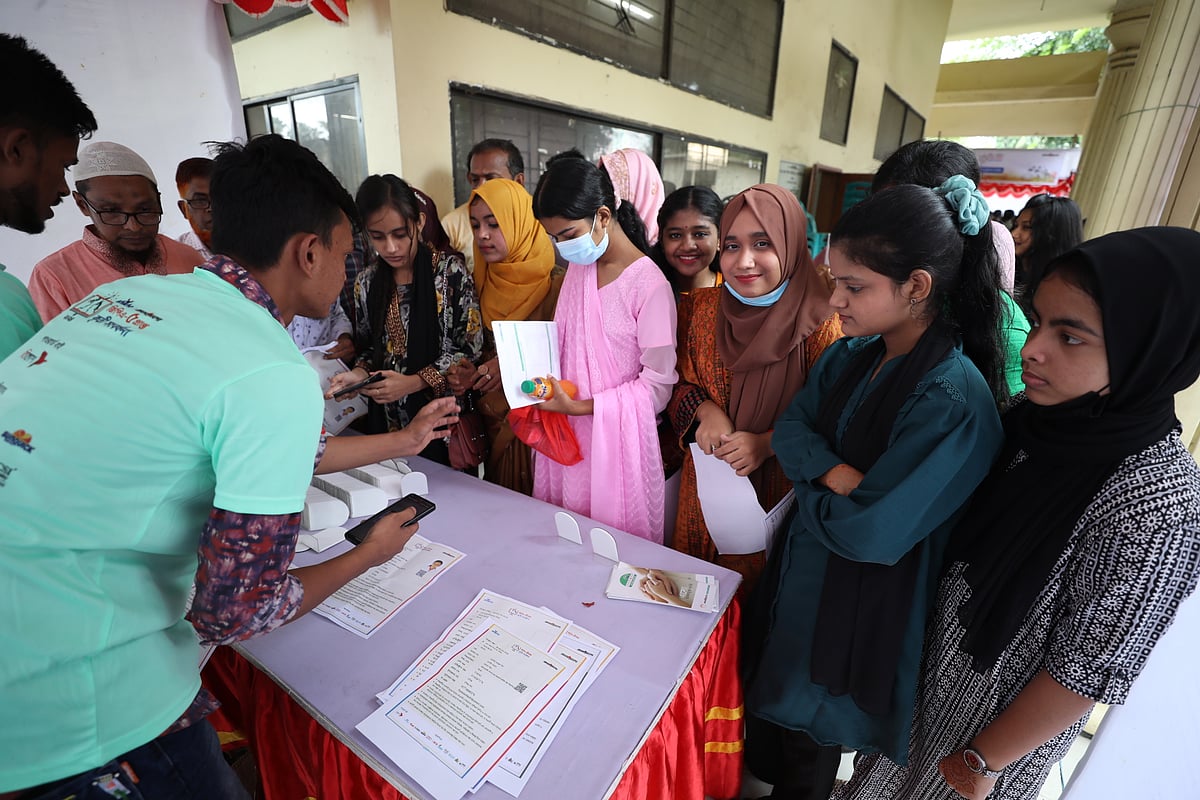 হবিগঞ্জে শিখো-প্রথম আলো আয়োজিত জিপিএ-৫ প্রাপ্ত কৃতী শিক্ষার্থীদের সংবর্ধনা অনুষ্ঠান শুরুর আগে ক্রেস্ট গ্রহণ করছে শিক্ষার্থীরা।
