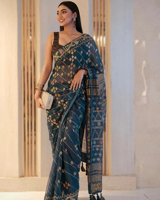 এক অনুষ্ঠানে স্লিভলেস ব্লাউজের সঙ্গে কালো জামদানি পরেছেন সুনেরাহ। সঙ্গে শুধু কানের দুল,  ব্রেসলেট আর ক্লাচ ব্যাগ। 