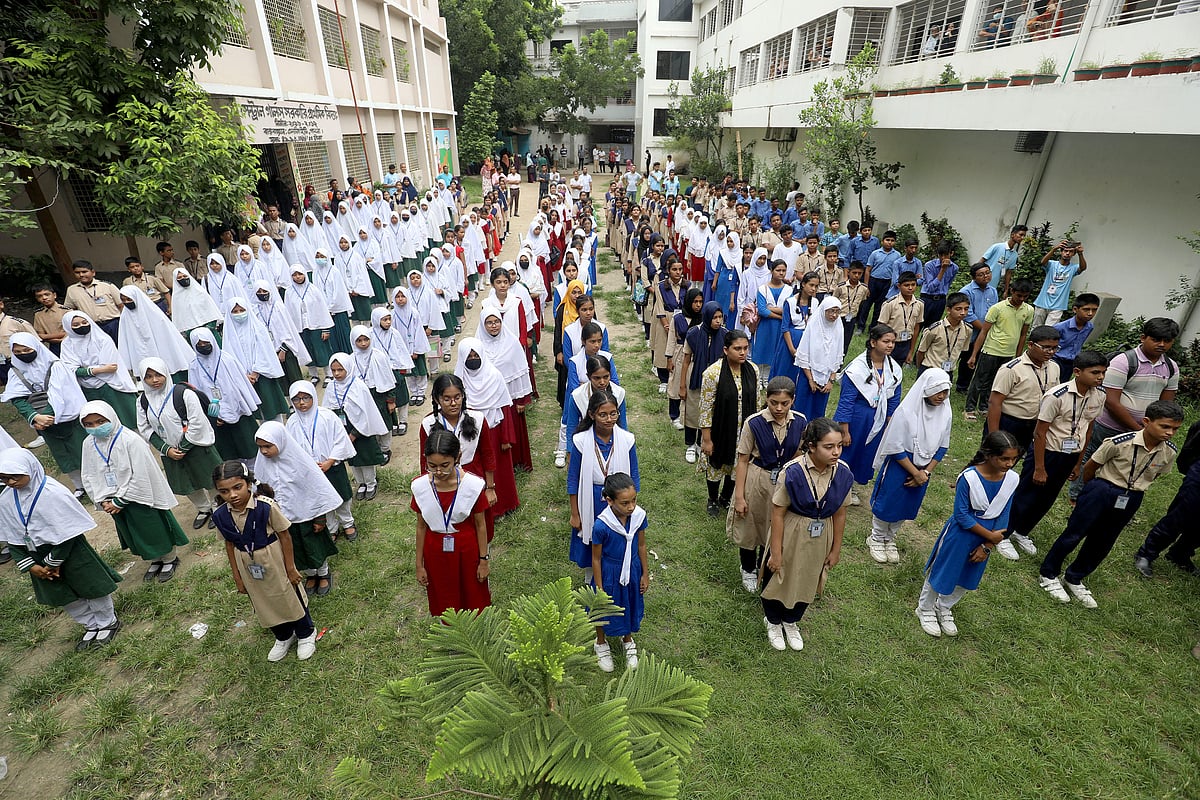 সকাল ৯টা বাজতেই শিক্ষার্থীদের পদচারণে মুখর হয়ে ওঠে পাবনা জেলা শহরের সেন্ট্রাল গার্লস হাইস্কুল প্রাঙ্গণ।