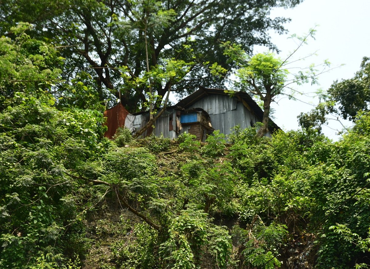 পাহাড়ের ওপর ঝুঁকি নিয়ে বানানো হয়েছে বসতঘর।