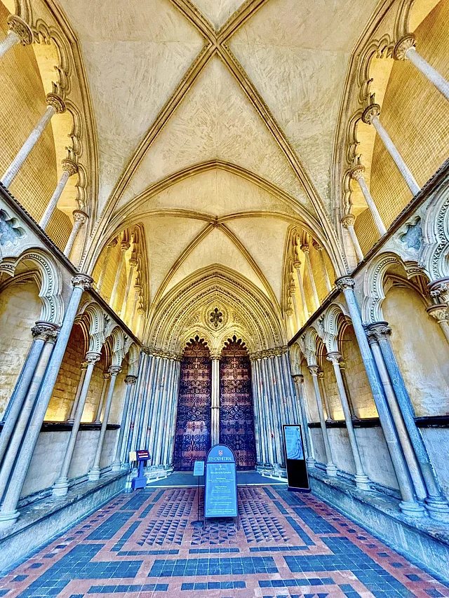 ক্যাথিড্রালের ভেতরের কারুকাজ