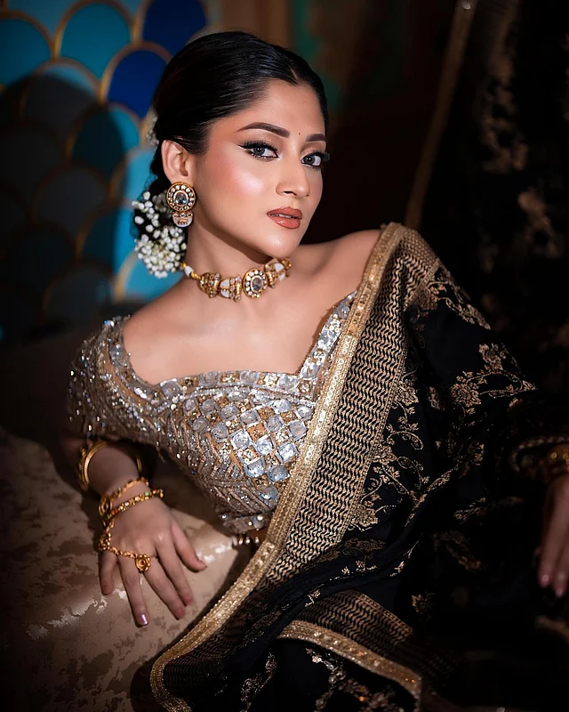 সাজটি খুবই মানিয়েছে আনজারা অফিশিয়াল থেকে নেওয়া পোশাকের সঙ্গে। 