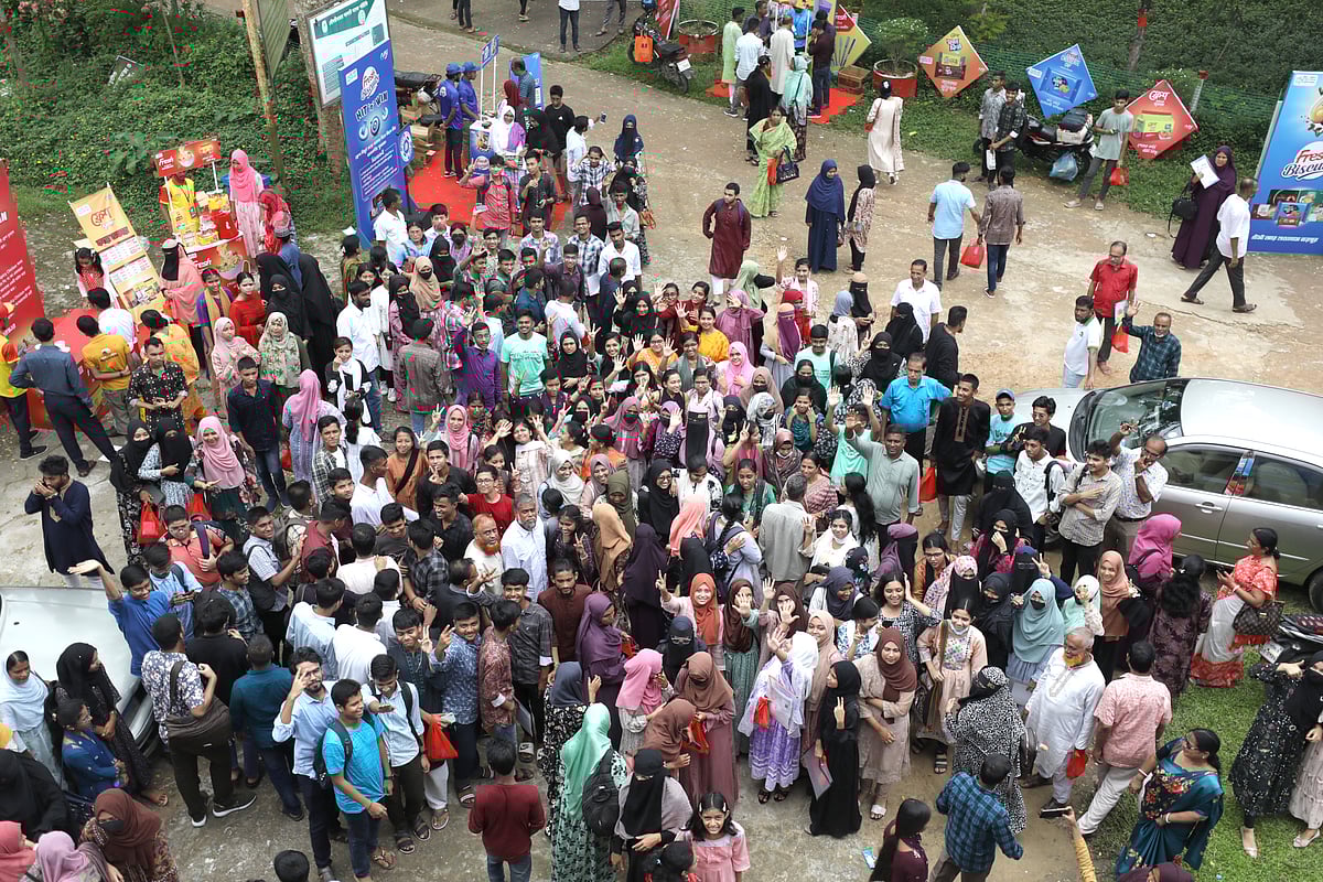 জিপিএ-৫ পাওয়া কৃতী শিক্ষার্থীদের সংবর্ধনা অনুষ্ঠানে উচ্ছ্বসিত শিক্ষার্থীরা।