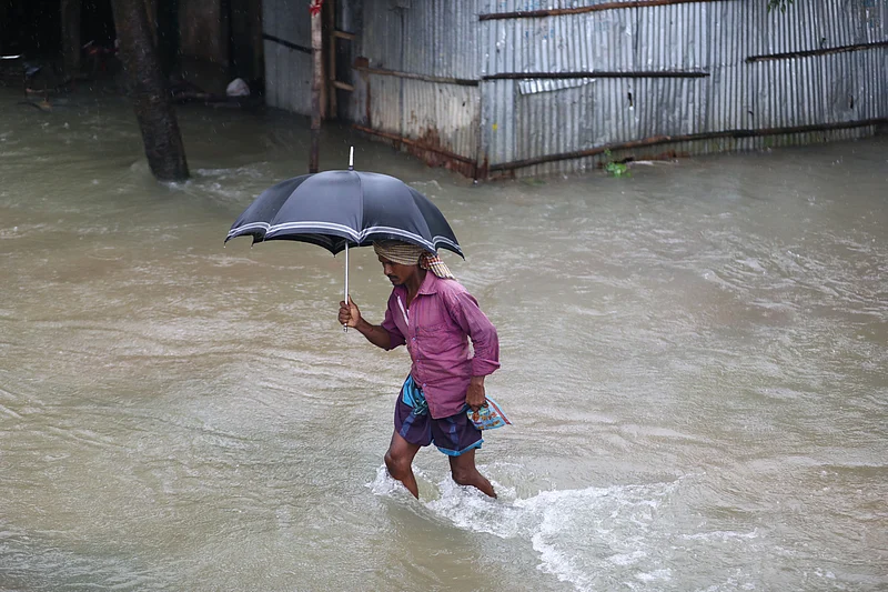 পানির স্রোত ঠেলে হাঁটছেন একজন। ছবিটি গোয়াইনঘাটের রানীগঞ্জ গ্রাম থেকে তোলা।
