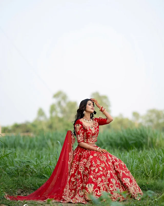 নিপুণ হাতের কাজে লেহেঙ্গাটির ঘাগরা ও চোলিতে রিকশাচিত্রের ফ্লোরাল মোটিফ ফুটে উঠেছে