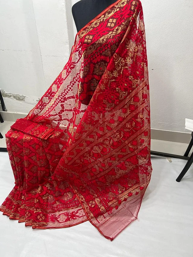 রয়েছে লাল ব্রাইডাল জামদানি