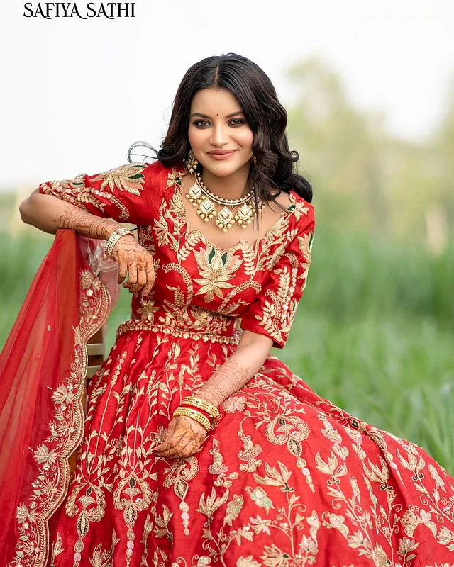 নতুন সংগ্রহের লাল লেহেঙ্গার ছবি ইতিমধ্যেই সামাজিক যোগাযোগমাধ্যমে বেশ ভাইরাল হয়েছে