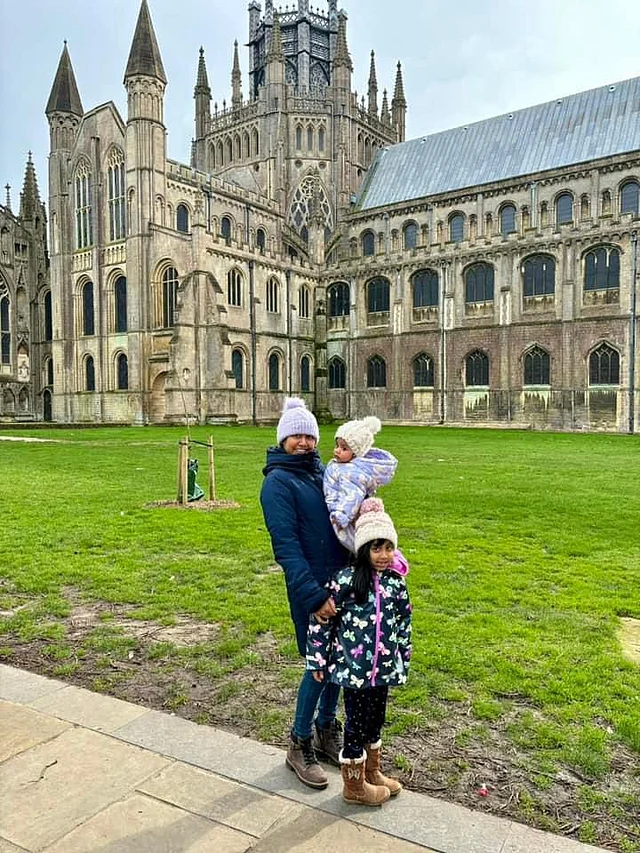 ক্যাথিড্রালের সামনে দুই কন্যাকে নিয়ে মৌনী