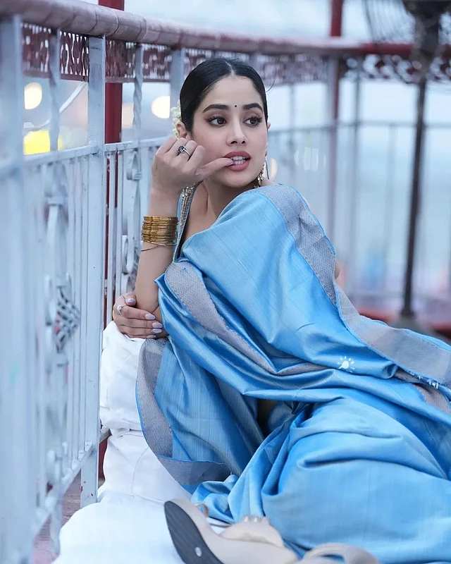 হাতে এক গোছা অ্যান্টিক গোল্ডেন চুড়ি পরেছেন জাহ্নবী চুল টেনে বাঁধা। 