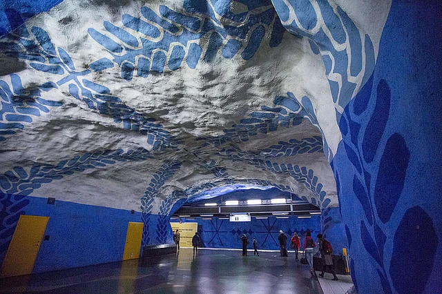 এই স্টেশনের মূল আকর্ষণ হচ্ছে সরাসরি বেডরকে আঁকা নীল ও সাদা মোটিফ