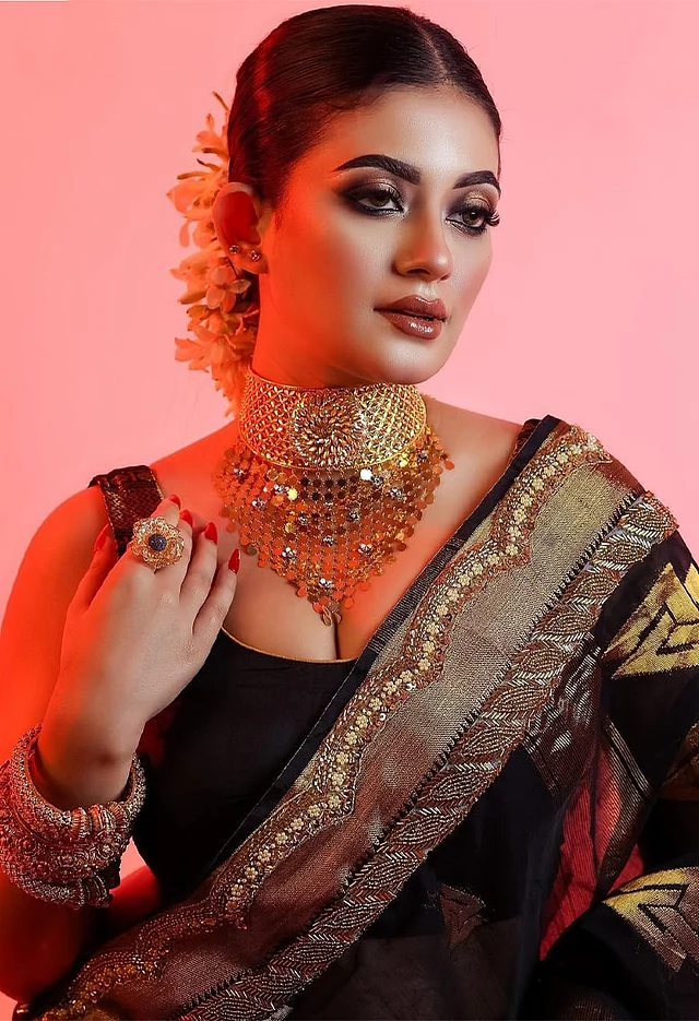 ঐতিহ্যবাহী ডিজাইনের গয়না আর জমকালো কারুকাজ করা কালো শাড়ির সাজে আকর্ষণীয় মন্দিরা
