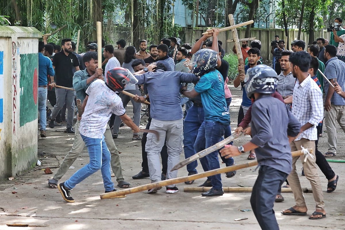 কোটা সংস্কার আন্দোলনকারীদের ওপর ছাত্রলীগের হামলা | প্রথম আলো