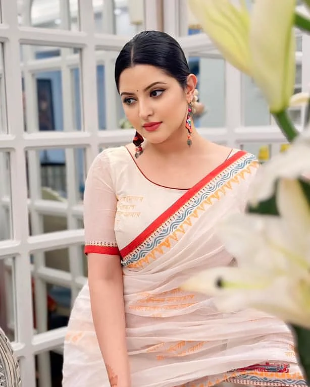 চোখ জুড়ানো এই ছবির ক্যাপশনে পরী লিখেছেন, 'এমন মুগ্ধ হয়ে এর আগে নিজেকে চেয়ে দেখিনি কখনো। এখন দেখি। প্রান ভরে নিজেকে দেখি। আর সাহস করে নিজেকে নিজের ভালোবাসার কথা জানান দেই। নিজেকে ভালোবাসার মতো প্রেম যে দ্বিতীয় টি আর নেই।'