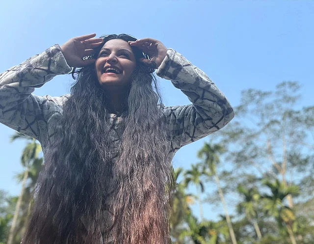 একটু অগোছালো আর অনেকখানি সুন্দর এই খোলাচুলের হাস্যময়ী পরী কিছুটা যেন অচেনা। নিজেকে চিনে নিচ্ছেন তিনি আত্মপ্রেমের লেন্স দিয়ে 