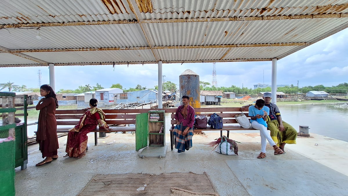 নলিয়ান লঞ্চঘাটে ভ্রাম্যমান লাইব্রেরি