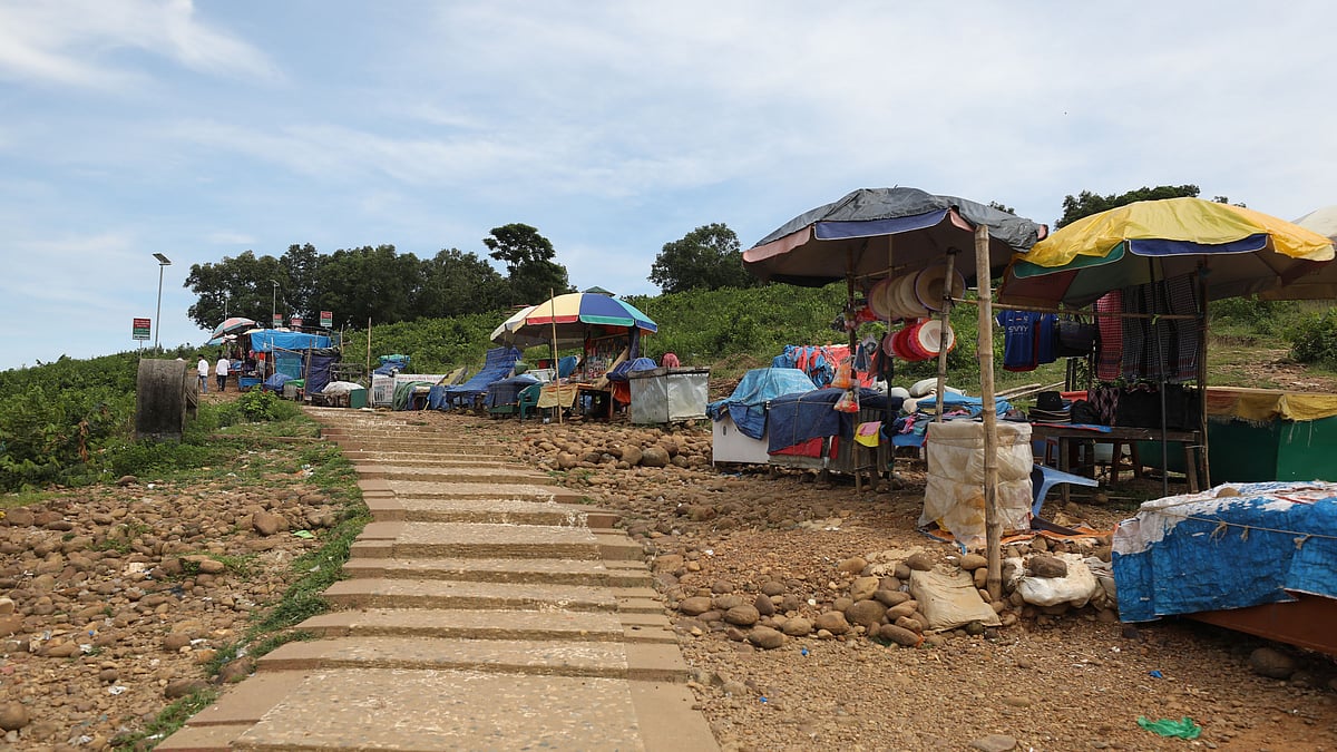 জাফলংয়ে সোনাটিলায় বন্ধ স্থানীয় দোকানপাট 