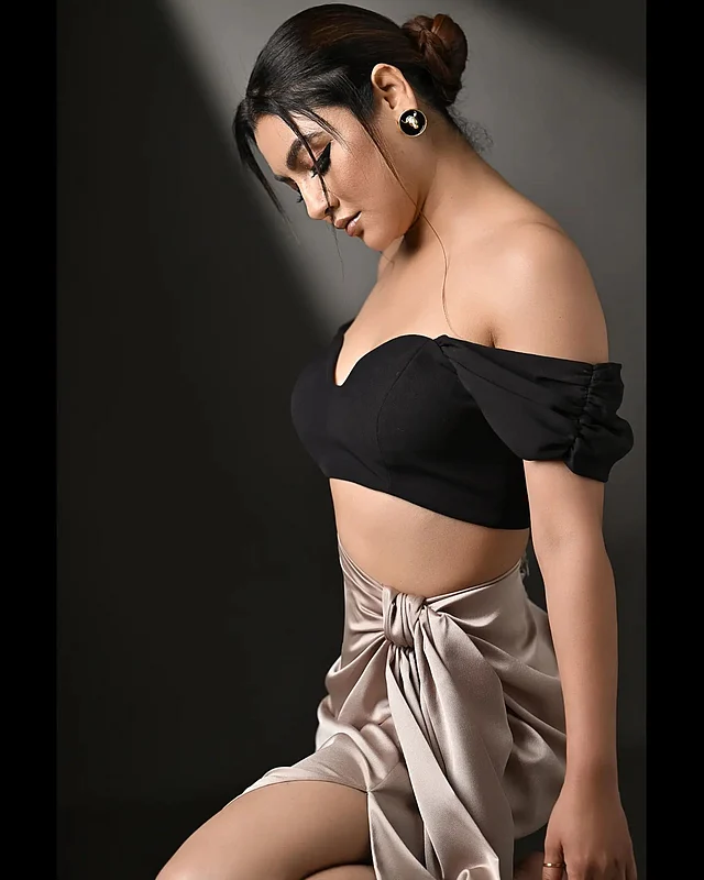 রূপালি স্যাটিনের সারং স্কার্ট আর অফ দ্য শোল্ডার কালো টপে জয়ার আবেদনপময় লুক