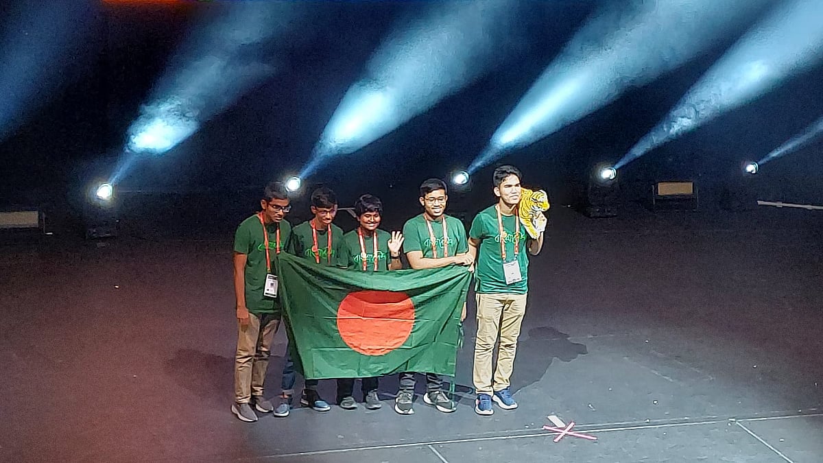 মঞ্চে বাংলাদেশ দল। এইচএসসি পরীক্ষা থাকায় নাহিয়ান তখনও লন্ডনে উপস্থিত হতে পারেনি। পরে সে দলের সঙ্গে যোগ দেয়