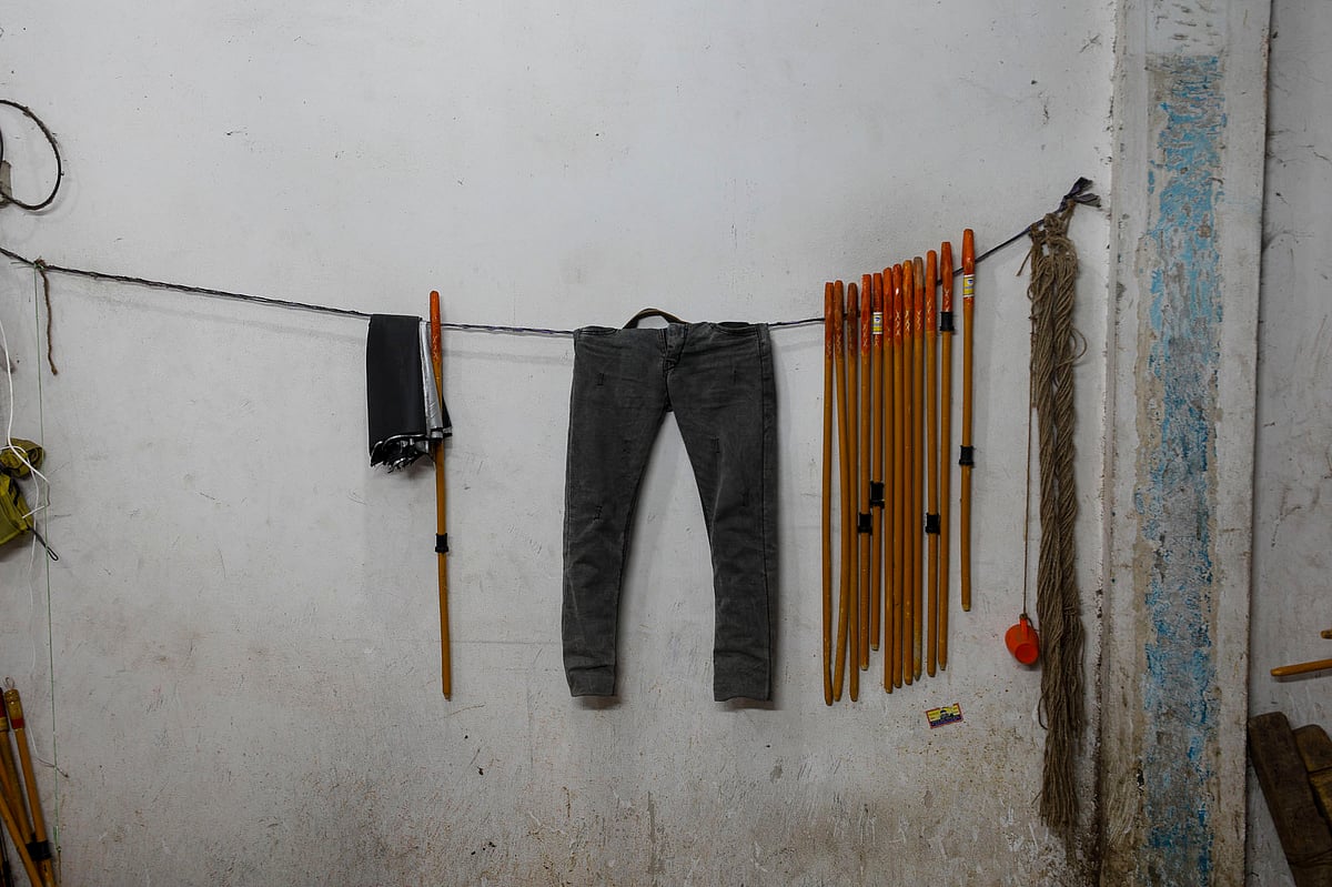 দড়িতে ঝুলছে ছাতার লাঠি।