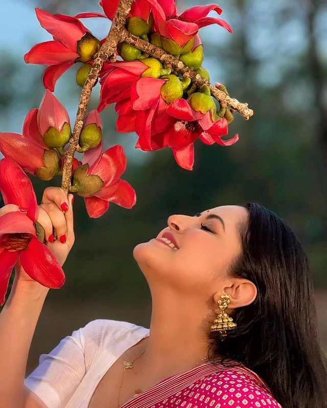 সুন্দরী তো পরী বটেই। ফুলের সঙ্গে ছবি তোলেন তিনি আজকাল বেশি 