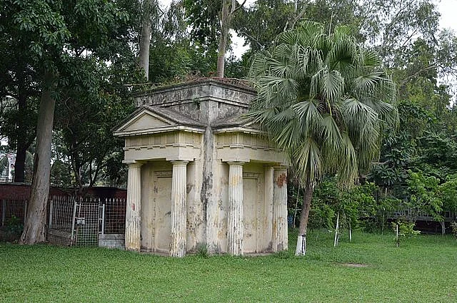 দুটি পামগাছের ছায়ায় আবৃত চৌকোনা ছোট্ট একটি ঘর।  এটি গ্রিকদের শেষ স্মৃতিচিহ্ন। গ্রিক মন্দির। 