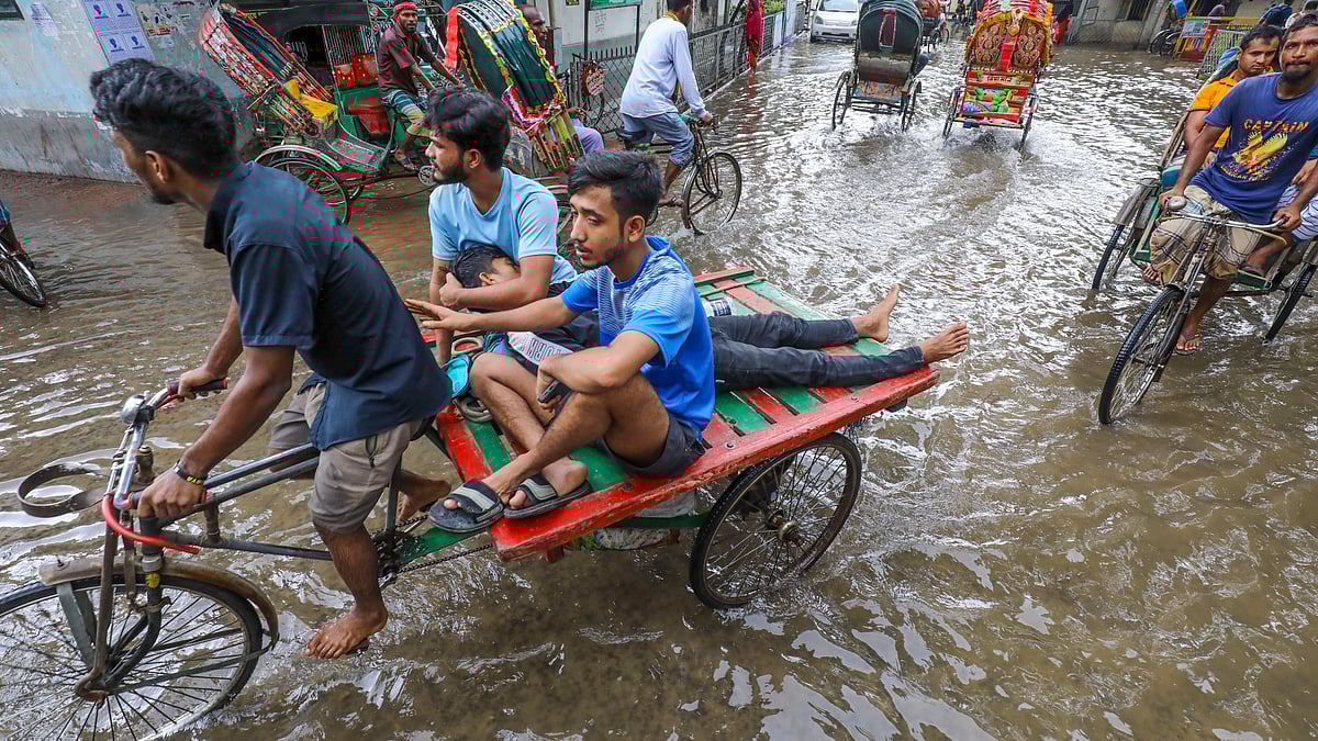 ঢাকা মেডিকেল কলেজ (ঢামেক) হাসপাতালের জরুরি বিভাগের বাইরে জলাবদ্ধতার কারণে রোগীকে ভ্যানে করে ভেতরে নেওয়া হচ্ছে