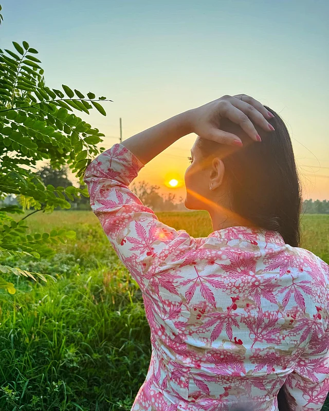 গোধূলিবেলায় সূর্যের রং মেখে নিচ্ছেন পরীমনি 
